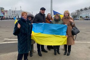 З величезними прапорами та гімном: в Одесі святкують День єднання фото 5