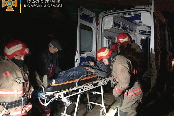 Зламана щелепа та струс: під Одесою чоловіка збив вантажний потяг фото 1
