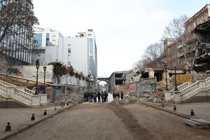 Мэр Одессы хочет прикрыть баннерами руины на Деволановском спуске фото 8