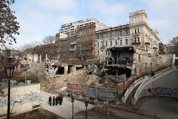 Мэр Одессы хочет прикрыть баннерами руины на Деволановском спуске фото 9