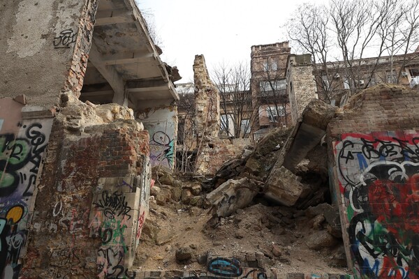 Мэр Одессы хочет прикрыть баннерами руины на Деволановском спуске фото 10