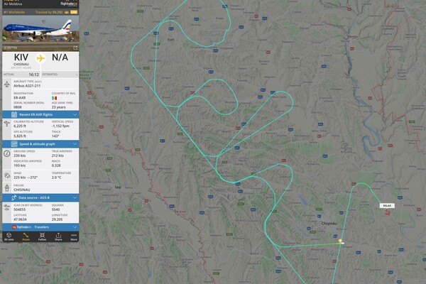 Недалеко от Одесской области самолет оставил в небе "послание" (фото) фото 1