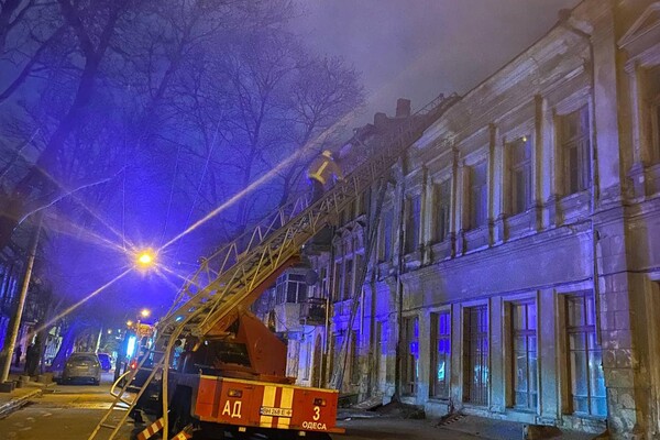 В Одессе снова горело помещение экономического колледжа  фото 3