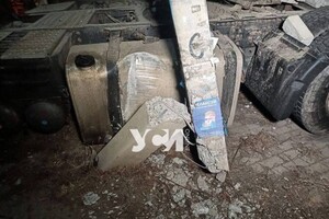 В Сухом лимане тягач сбил дорожный знак и врезался в дом фото