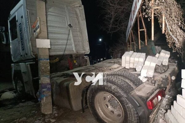 В Сухом лимане тягач сбил дорожный знак и врезался в дом фото 1