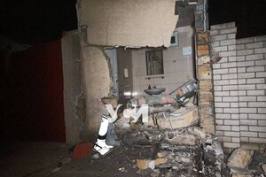 В Сухом лимане тягач сбил дорожный знак и врезался в дом фото 2