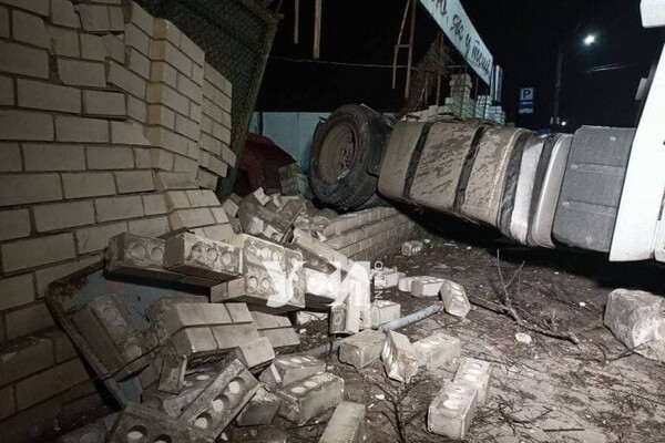 В Сухом лимане тягач сбил дорожный знак и врезался в дом фото 3