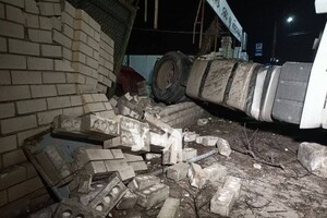 В Сухом лимане тягач сбил дорожный знак и врезался в дом фото 3