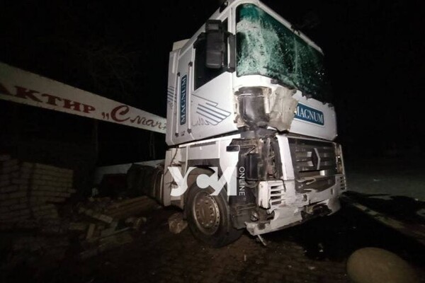 В Сухом лимане тягач сбил дорожный знак и врезался в дом фото 4