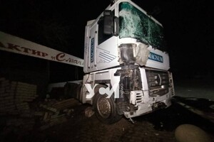 В Сухом лимане тягач сбил дорожный знак и врезался в дом фото 4