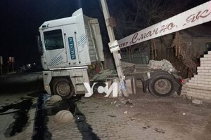 В Сухом лимане тягач сбил дорожный знак и врезался в дом фото 5