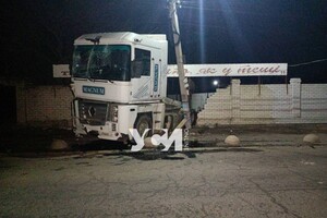 В Сухом лимане тягач сбил дорожный знак и врезался в дом фото 6