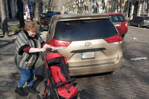 Автохамы в Одессе: свежая фотоподборка очень плохой парковки за неделю фото 1