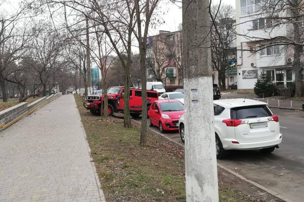 Автохамы в Одессе: свежая фотоподборка очень плохой парковки за неделю фото 2