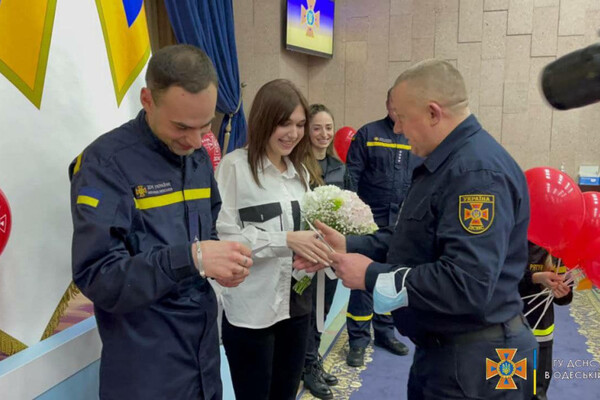 Военная романтика в Одессе: в управлении ГСЧС отметили свадьбу фото 3