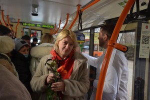 В общественном транспорте одесситкам сегодня дарили цветы фото
