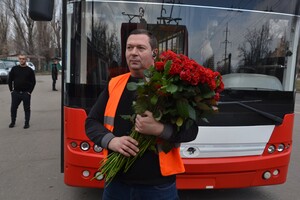 В общественном транспорте одесситкам сегодня дарили цветы фото 1