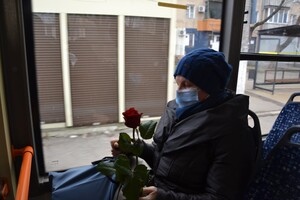 В общественном транспорте одесситкам сегодня дарили цветы фото 3