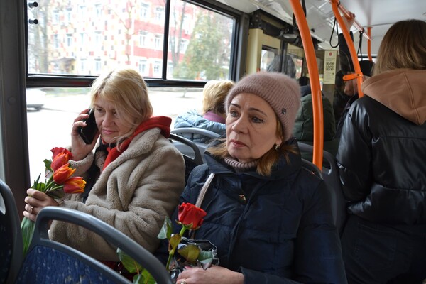 В общественном транспорте одесситкам сегодня дарили цветы фото 4