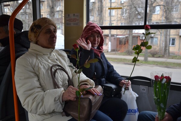 У громадському транспорті одеситам сьогодні дарували квіти фото 5