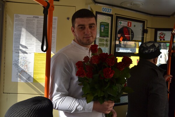 В общественном транспорте одесситкам сегодня дарили цветы фото 7