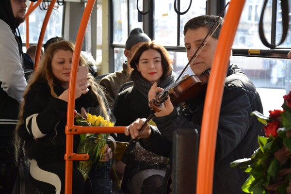 У громадському транспорті одеситам сьогодні дарували квіти фото 9