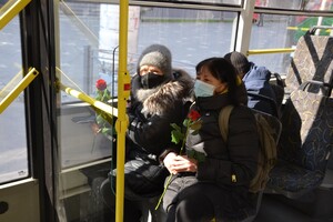 В общественном транспорте одесситкам сегодня дарили цветы фото 11