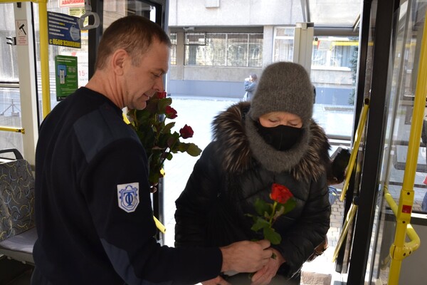 В общественном транспорте одесситкам сегодня дарили цветы фото 12