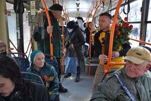 В общественном транспорте одесситкам сегодня дарили цветы фото 13