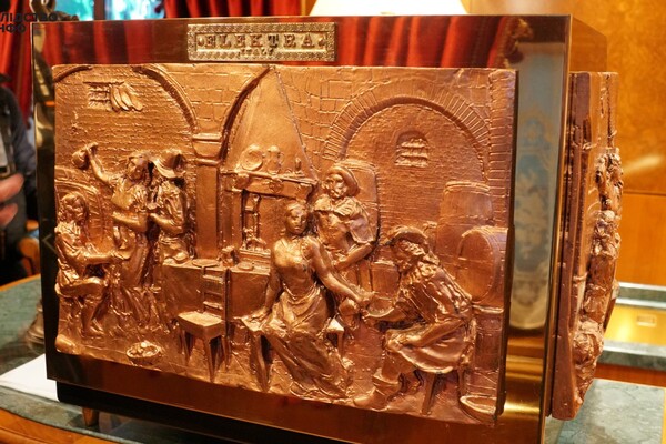 Журналисты показали роскошный "золотой" вагон Виктора Медведчука фото 7