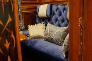 Журналисты показали роскошный "золотой" вагон Виктора Медведчука фото 3