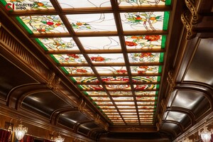 Журналисты показали роскошный "золотой" вагон Виктора Медведчука фото 4