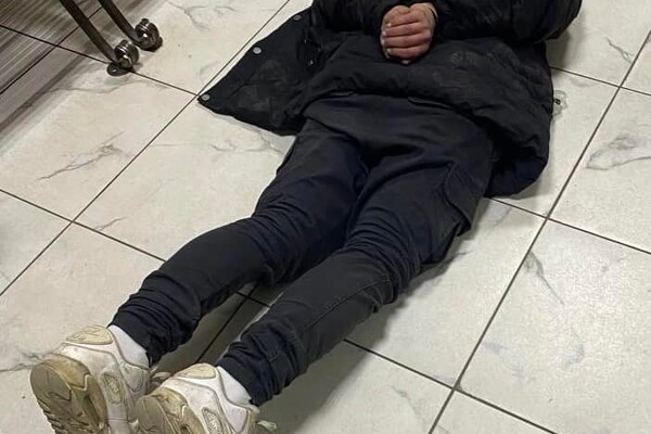 В Одесской области задержали восемь мародеров: одного привязали к дереву местные фото