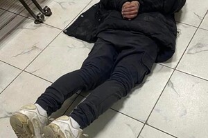 В Одесской области задержали восемь мародеров: одного привязали к дереву местные фото