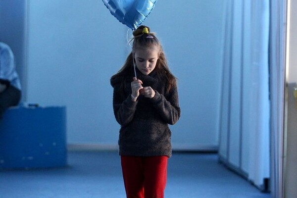 Знаменитый актер Орландо Блум встречается с украинскими детьми в Молдове фото 3