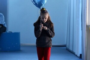 Знаменитый актер Орландо Блум встречается с украинскими детьми в Молдове фото 3