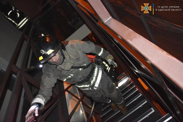 Пожар в гостинице и смертельное ДТП: сводка одесских спасателей за сутки фото 1