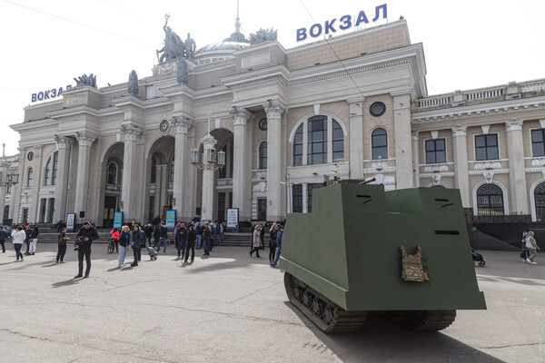 В Одесі стартувала &quot;Гуморина-Джавеліна&quot;: на вокзалі з'явився танк фото 1