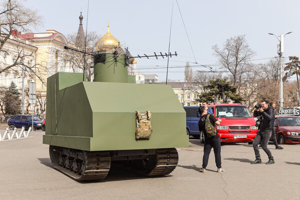 В Одесі стартувала &quot;Гуморина-Джавеліна&quot;: на вокзалі з'явився танк фото 2