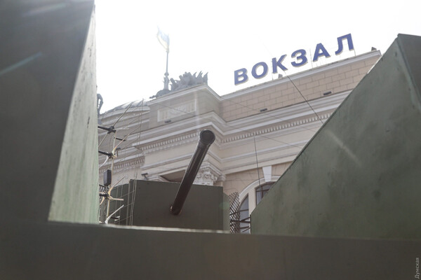 В Одесі стартувала &quot;Гуморина-Джавеліна&quot;: на вокзалі з'явився танк фото 3