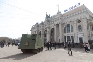 В Одесі стартувала &quot;Гуморина-Джавеліна&quot;: на вокзалі з'явився танк фото 4