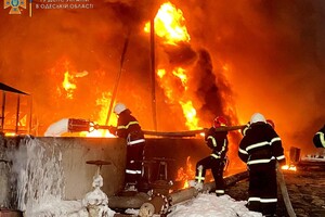 Одесские спасатели показали, как тушили пожар после ракетного удара 3 апреля фото