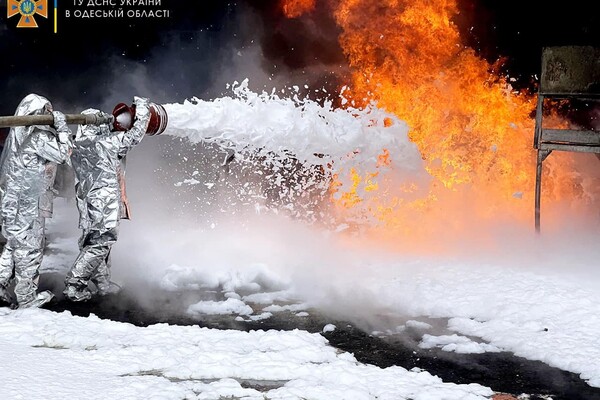 Одесские спасатели показали, как тушили пожар после ракетного удара 3 апреля фото 1