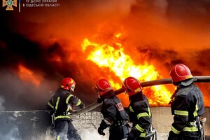 Одесские спасатели показали, как тушили пожар после ракетного удара 3 апреля фото 2