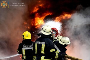 Одесские спасатели показали, как тушили пожар после ракетного удара 3 апреля фото 3
