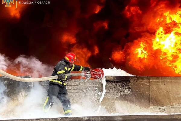 Одесские спасатели показали, как тушили пожар после ракетного удара 3 апреля фото 5