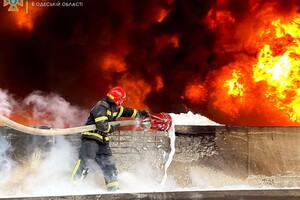 Одесские спасатели показали, как тушили пожар после ракетного удара 3 апреля фото 5