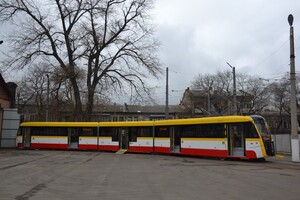 Незважаючи на війну, в Одесі зібрали ще один трамвай-гігант Одіссей МАХ фото
