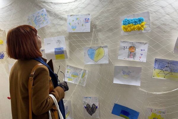 В Одессе открылась трогательная выставка детских рисунков в поддержку Украины фото
