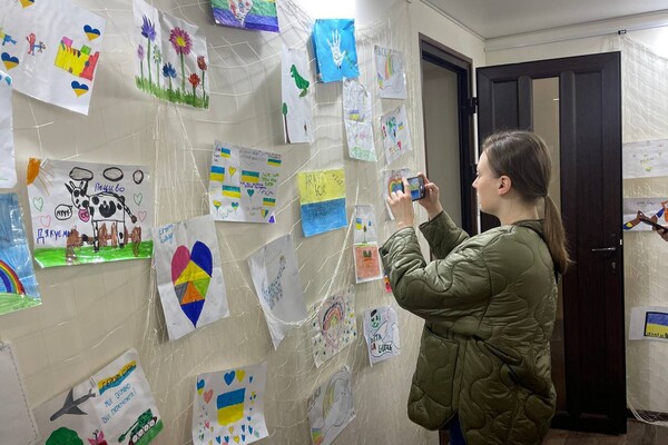 В Одессе открылась трогательная выставка детских рисунков в поддержку Украины фото 2